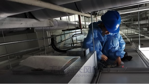 藍(lán)天風(fēng)機(jī)EC直流FFU風(fēng)機(jī)與群控安裝現(xiàn)場(chǎng)